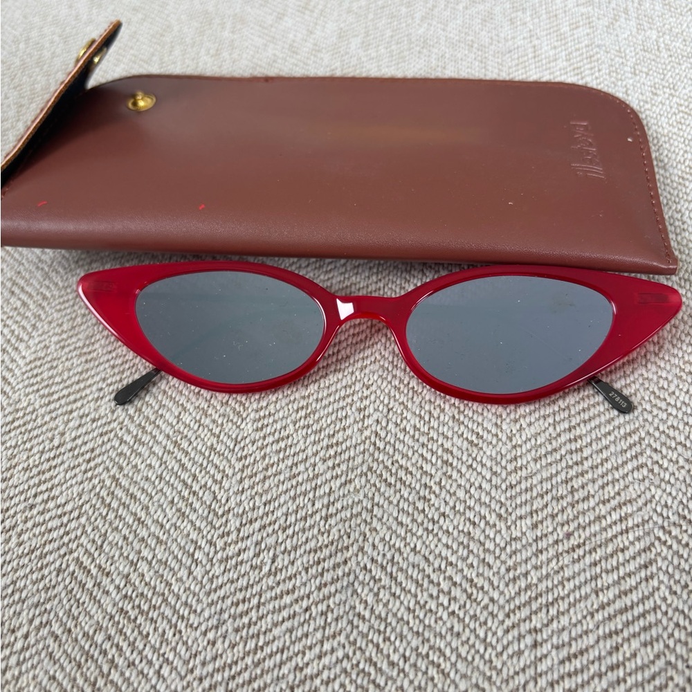 ILLESTEVA Red Cat-Eye Sunglasses with Case